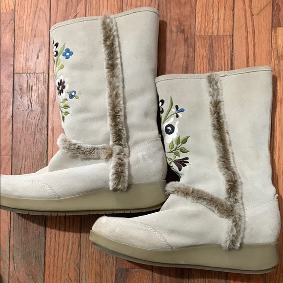 Embroidered Beige Winter Boots - Picture 2 of 9